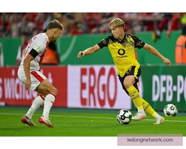 体育精神闪耀赛场奥格斯堡格雷戈里奇主动示意裁判取消犯规赢得尊重 体育精神闪耀赛场奥格斯堡格雷戈里奇主动示意裁判取消犯规赢得尊重